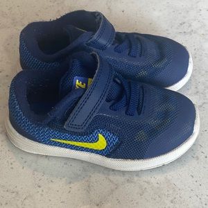 NIKE toddler/baby Revolution3 tennis shoe